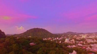 Tepelerin ve şehrin manzarası