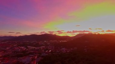 Uzak dağların üzerinde renkli günbatımı