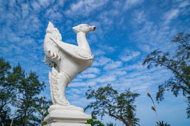 Mavi gökyüzüne karşı dekoratif beyaz heykel