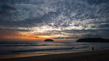 Huzurlu sahilde gün batımını yakalamak