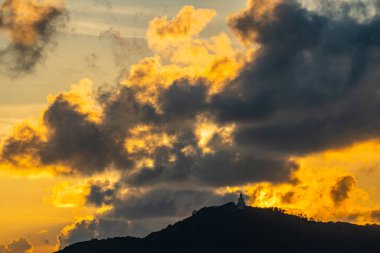 Dağ siluetinde gün batımını yakalamak