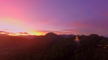 Tapınakla dağların üzerinden gün batımı