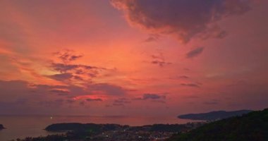 Sakin okyanusun üzerinde renkli gün batımı