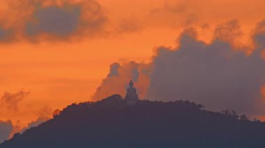 Güneş ufukta batarken heybetli Büyük Buda adaya doğru bakıyor. Dağ, kehribarın gölgesinde usulca parlar. Doğa, ışık ve ruh arasındaki uyumu yakalar..