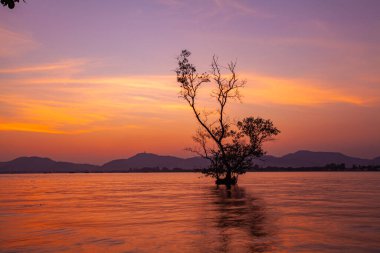 Phuket 'te gün batımında inanılmaz kırmızı gökyüzü..