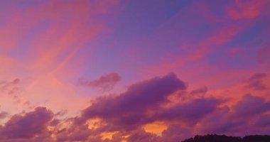 Pembe bulutun mavi gökyüzünde gün batımında gün batımında sersemletici bir hava manzarası. Renkli gökyüzünde güzel bir günbatımında süzülen bulutların manzarası. Gradyan renk. Gökyüzü dokusu, soyut doğa arkaplanı.