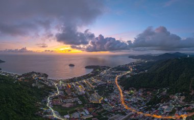 Gökyüzü Kata Sahili 'nin yanındaki şehir popüler bir turistik merkezdir plaj boyunca ışıklar alacakaranlık yaklaşırken yanmaya başlar. Bulutlar denizin üstünde yüzer