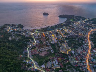 Gökyüzü Kata Sahili 'nin yanındaki şehir popüler bir turistik merkezdir plaj boyunca ışıklar alacakaranlık yaklaşırken yanmaya başlar. Bulutlar denizin üstünde yüzer