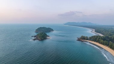 Koh Phra Thong Phang Nga Tayland 'ın gökyüzü manzarası. Bereketli yeşil ormanın adanın etrafında beyaz kumlu plajları ve küçük adaları vardır. Bozulmamış doğa rahatlamak için mükemmeldir..