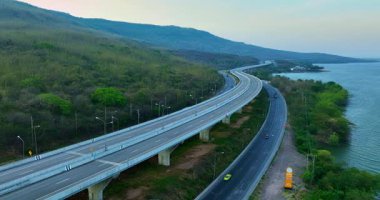 Yeşil tepeler boyunca dolambaçlı yol