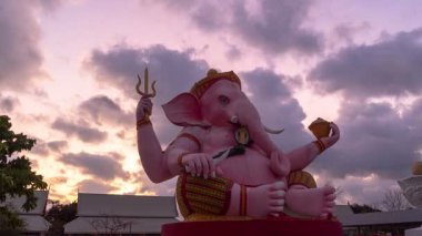 Gün batımına karşı büyük Ganesha heykeli