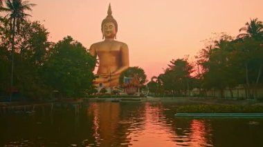 Suyun yakınındaki büyük Buda heykeli