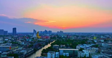 Nehirle gün batımında şehir silueti