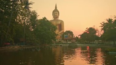 Sakin suyun yakınındaki büyük Buda heykeli