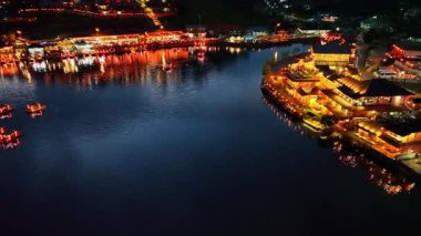 Aydınlatılmış rıhtım binalarının gece manzarası