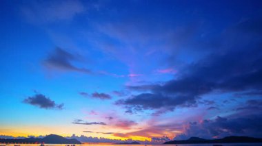 Sakin okyanusun üzerinde renkli gün batımı