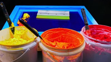 Renkli boya kovaları ve araçları