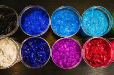 Renkli Senfoni Sanatsal İlham Kavanozları. Yuvarlak dizayn edilmiş canlı boya kavanozlarına bakın, pigmentlerin parlak ve dokunsal dokusunu vurgulayarak yaratıcı keşifler için hazır hale getirin..