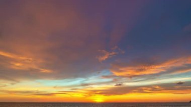 Sakin okyanusun üzerinde renkli gün batımı