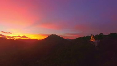 Uzak tepelerin ardında renkli gün batımı