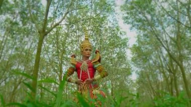 Ormanda geleneksel kostüm giyen biri.