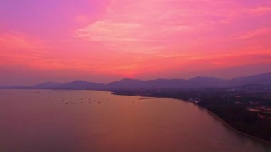 Okyanusun üzerinde gün batımının güzel bir fotoğrafının havadan görüntüsü.