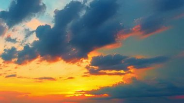 Gün batımında deniz kenarında bulutlu hava akımı