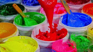 Beyaz bir şişe kumaş baskısı için kırmızı plastisol mürekkebi.