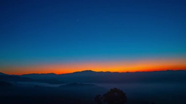 Alacakaranlıkta dağlardan yükselen sislerin zamanı.