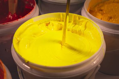 Yazılı tişört için beyaz fıçıda sarı mürekkep.