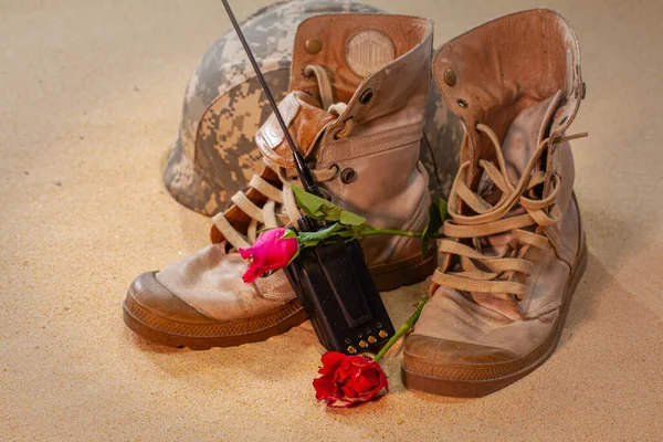 Çölün engin, sessiz boşluğunda, kırmızı güller unutulmuş askeri emanetlerin üzerine çiçek açar, cesaret, keder ve zaman boyunca anıların ebedi ağırlığıyla ilgili hikayeler fısıldar..