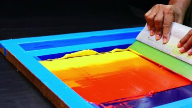 Ekrana renkli boya uygulanıyor