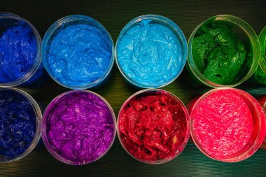 Yaratıcı Patlama Renkli Boya Kavanozlarının En İyi Görünümü. Sanatsal bir kompozisyon zengin desenli resimlerin gökkuşağını gösteriyor, yaratıcılığı, ilhamı ve sonsuz renk olasılığını simgeliyor..