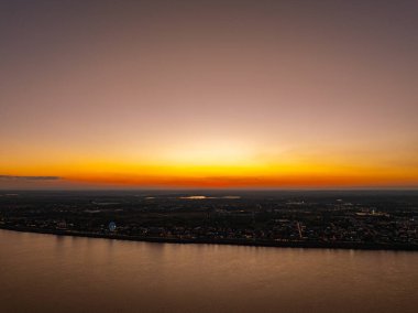 Yanan alanlardan gelen dumanın hava görüntüsü kırsal gökyüzüne yayılıyor, günbatımının renklerini yavaşça siliyor ve huzurlu bir akşamı çevreye zarar vermenin bir işareti haline getiriyor.