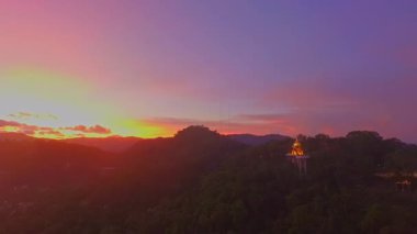Khao Rang bakış açısının üzerindeki Günbatımının hava görüntüsü