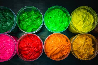 Şeffaf kavanozlar canlı pigmentler taşır, her biri parlak bir şekilde parlar. Birlikte büyüleyici bir ahenk yaratırlar, ilham verici sanatçılar hayal eder, dener ve canlı hayallerini hayata geçirirler..