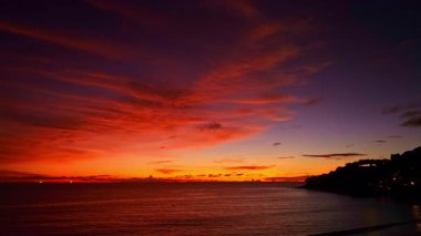 Sakin Suların Üzerindeki Renkli Ufkun Hava Görünümü