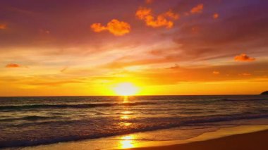 Sakin Suların Üzerindeki Renkli Ufkun Hava Görünümü