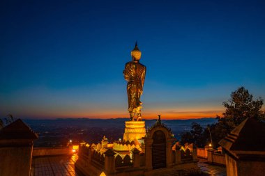 - Dokuz. Tepeye tünemiş, Wat Khao Noi 'deki altın Buda gün doğumunda güzel bir şekilde parlıyor, kutsal inancı doğal güzellikle harmanlıyor..