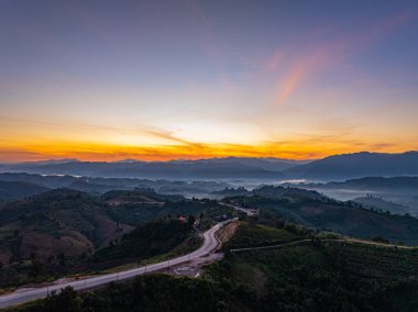Durmak bilmeyen güneşin altında bir askerin yolculuğunun araçları çölde dinleniyor sessizliğin güzelliğini ve insan cesaretinin kalıcı işaretini yakalıyor. Zamanın kumları üzerindeki cesaret sembolleri.