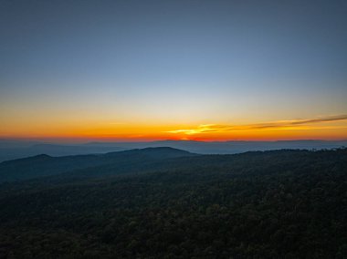 Değişen ışığın pürüzsüz akışında, güneş yükselen tepelerin ötesine yükselir, gökyüzünü parlayan bir tuvale dönüştürür. Zaman atlaması, engin dağ sıralarında şafağın dingin cazibesini ortaya çıkarıyor.