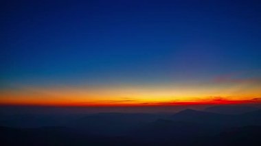 Sessiz Tepelerin Üzerinde Zaman Hızlandırılmış Göksel Işık