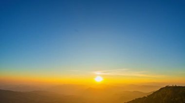 Akşam Gökyüzünün Altında Zaman Hızlandırıcı Işıltı