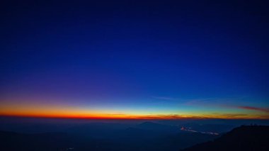 Sessiz Tepelerin Üzerinde Zaman Hızlandırılmış Göksel Işık.