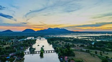 Mekong üzerinde Günbatımı Yolu 'nun havadan görünüşü. Köprü, sakin bir adayı anakaraya bağlıyor. Küçük Mekong 'un güçlü ana nehirden ayrıldığı huzurlu manzaralar sunuyor..
