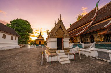 Luang Prabang 'ın kalbinde yer alan Wat Xieng Tangası, Lan Xang mimarisinin mücevheridir. Zarif bir şekilde alçak süpürülen çatıları, karmaşık oymaları ve kutsal atmosferi Lao dini sanatının ebedi güzelliğini yansıtıyor..