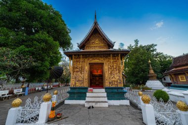 Wat Xieng Tangası, Luang Prabang 'daki en saygın ve tarihi tapınaklardan biridir, Laos. Lan Xang sanatının mücevheri olarak kutlanan tapınakta zarif bir süpürücü çatı, karmaşık altın şablonlar ve zengin dekore edilmiş duvarlar bulunur.