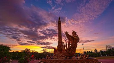 Thung Sri Mueang Halk Parkı, Upparat Yolu, Mueang Ubon Ratchathani, Tayland, yerel halkın her gün spor yaptığı ve sağlıklı bir yaşam tarzı sürdürdüğü önemli bir topluluk toplantısı..