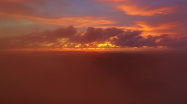 Boyalı Gökyüzünün Altındaki Yumuşak Sis Örtüsü 'nün Havadan Görünümü