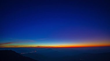 Güneşin doğuşunu gösteren sinematik bir hava aracı sisli bir dağ vadisine altın bir ışık tutuyor. Sis tabakaları orman tepeleri arasında sürüklenirken uzak tepeler renkli bir şafak vakti gökyüzünün altında parlarken sakin ve ilham verici bir doğa manzarası yaratıyor..